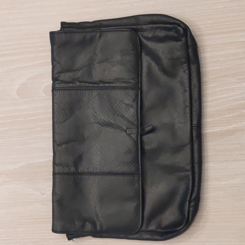 🌿Luen Yea Leather Clutch